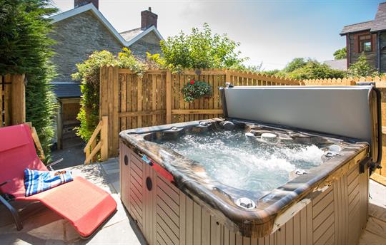 The Farmhouse hot tub