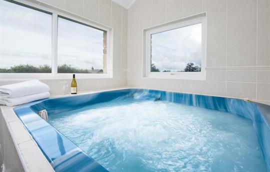 Hot tub in Beacon Hill spa