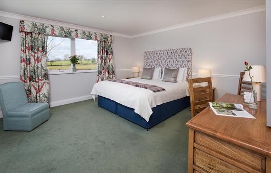 Super king size bed and en-suite