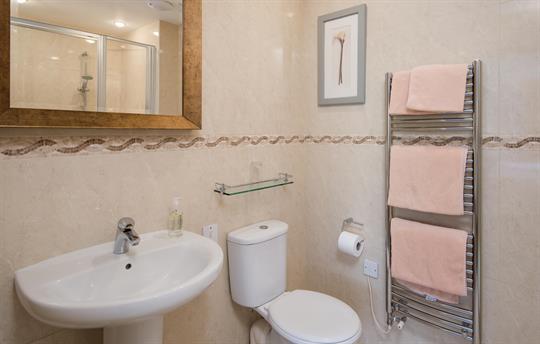 Twin bedroom en-suite