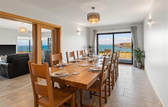 Dining for up to 11 guests