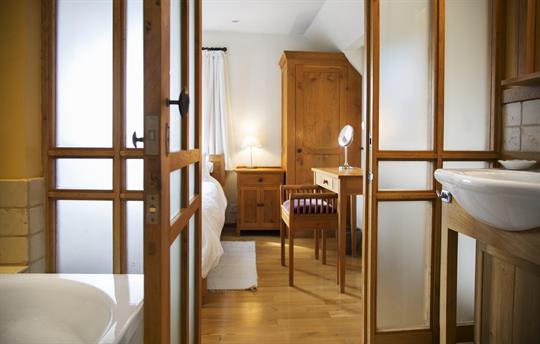 Cobnut back en suite bedroom