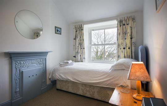 Comfortable single bedroom