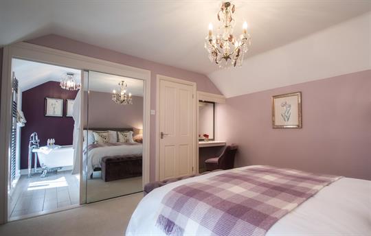 Large double en suite bedroom