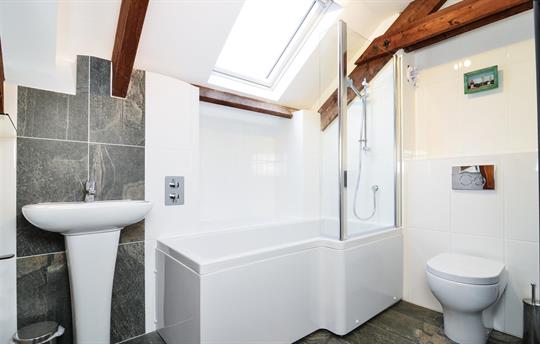 Woodbine main bathroom