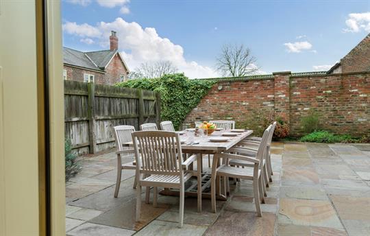 Barn House courtyard garden with table