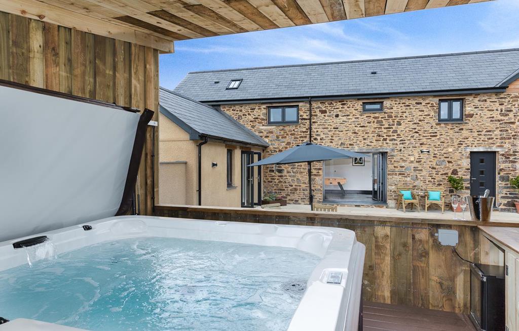 Undercover hot tub & courtyard