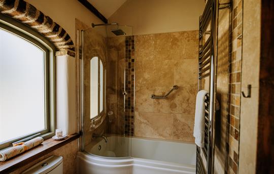 The Spinney en-suite to master groundfloor bedroom