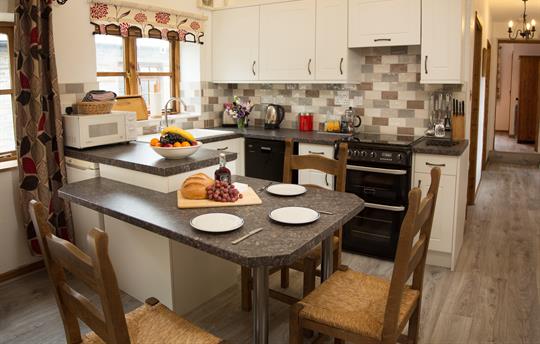 Kitchen with breakfast bar