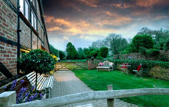 Dog friendly enclosed garden with BBQ 