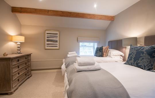 Twin or super king bedroom