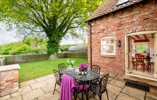 Private garden with table, BBQ stand and lawn