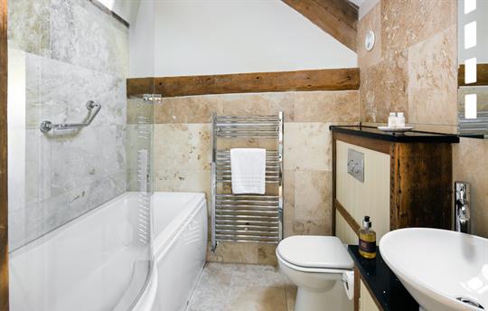 The Owl House master bedroom en-suite