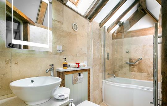 Hayloft ensuite with bath