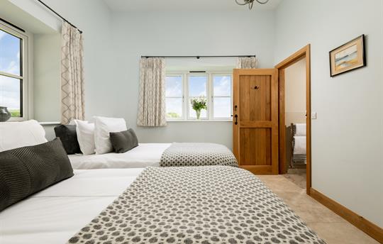 Second Bedroom; twin or super king size bed