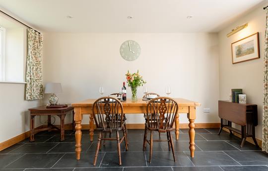 Boxsteddle dining table