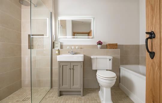 Master bedroom en suite