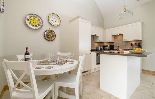 Kitchen & dining area
