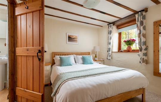 Lovely double room with ensuite shower