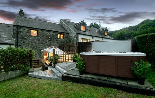 Hot tub in the garden 