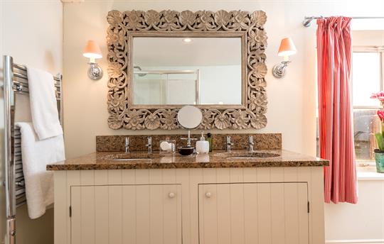 Panpantum bathroom in Monnington House