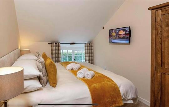 Super king or twin bedroom