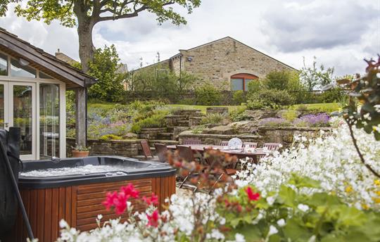 Uppergate Barn  Hot tub and Garden