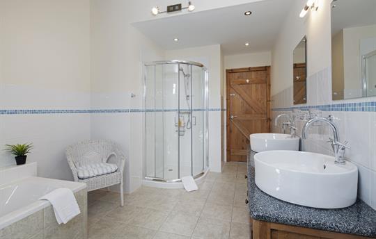 Uppergate Barn  Family Bathroom