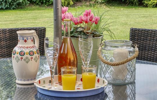 Alfresco dining in the sun