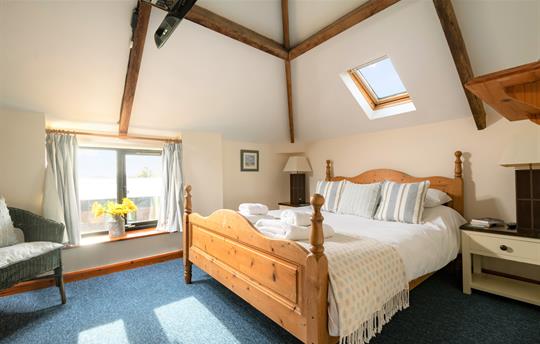 Spacious and airy double bedroom with en-suite
