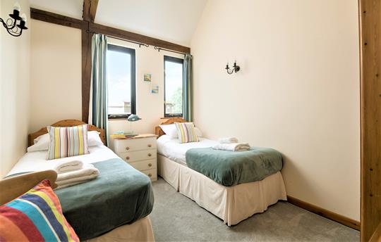 Large and airy twin bedroom on the ground floor 