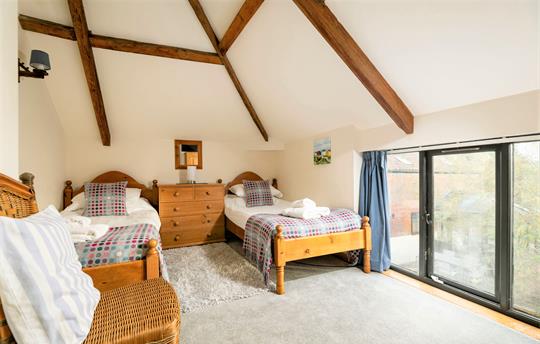 Light & airy twin bedroom overlooking courtyard