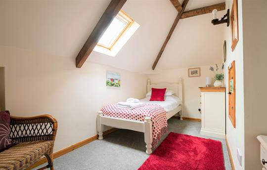 Lovely single bedroom