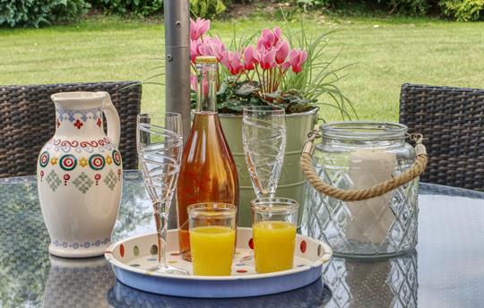 Alfresco dining in the sun