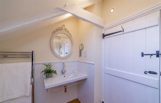 Light and airy bathroom