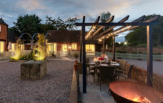 Firebowl, Pizza Oven and outside dining area