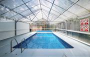 Schwimmbad: Geöffnet von April bis Oktober mit buchbaren Plätzen