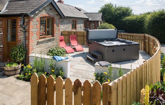 The Barn cottage with private hot tub