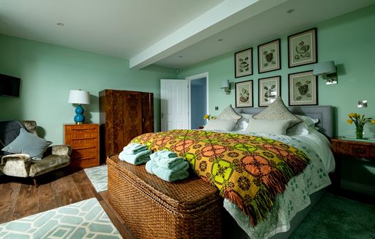 Downstairs bedroom with en suite bathroom