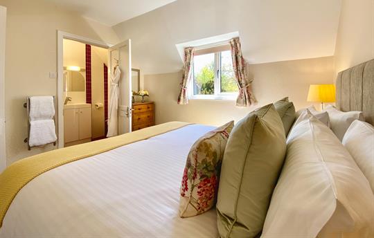 Bedroom with en-suite.  Super king or twin room.