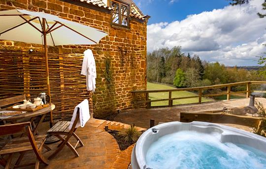 Chestnut private garden with hot tub