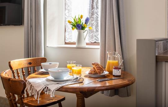 Ryland breakfast table