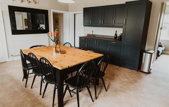Chic and sleek kitchen storage