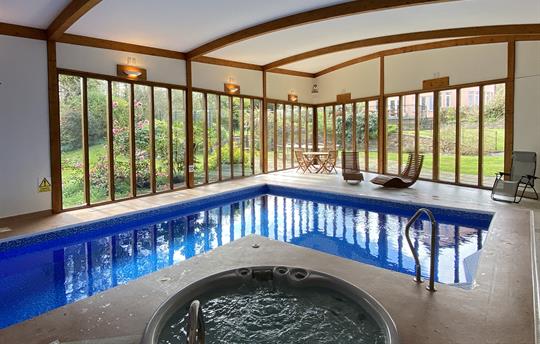 Swimming pool and hot tub in the spa hall.