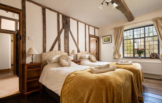 Superking/twin bedroom with shower ensuite