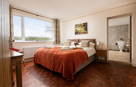 Superking/twin room c/w accessible ensuite wetroom