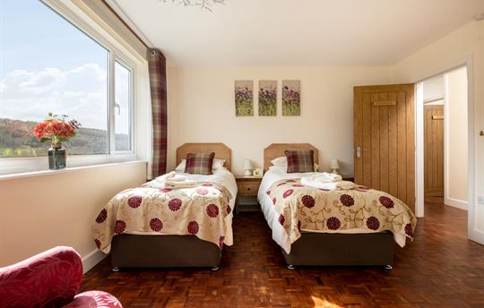 Superking/twin room c/w accessible ensuite wetroom