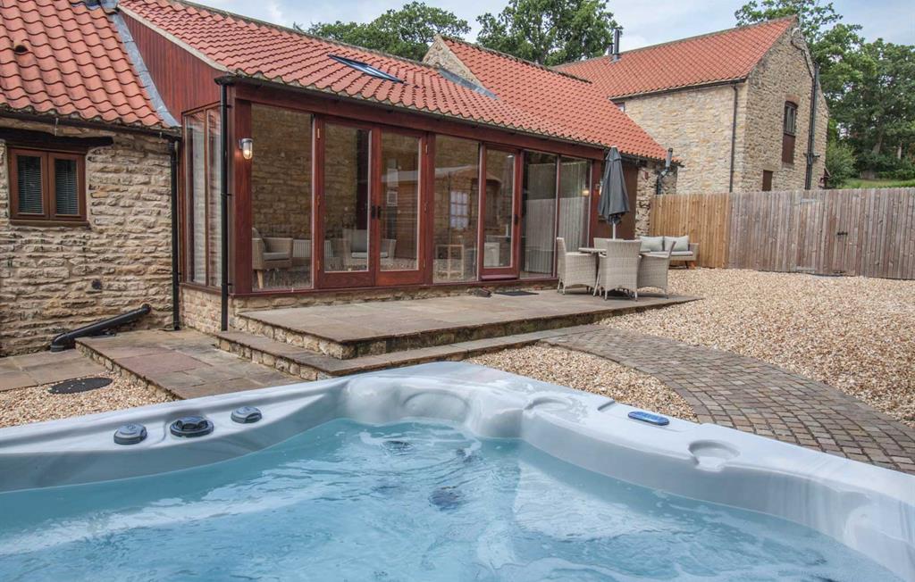 Exterior and hot tub of Farndale Cottage