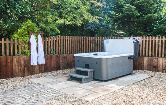 Hot tub at Farndale Cottage