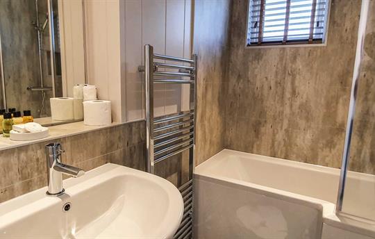 Family Bathroom in Cedar Lodge